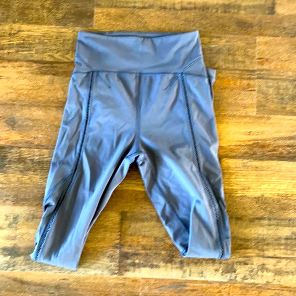 Cute high rise lululemon leggings with cut out size 4